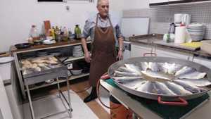 EL MASTER CHEF TRABAJANDO LA PLANCHA